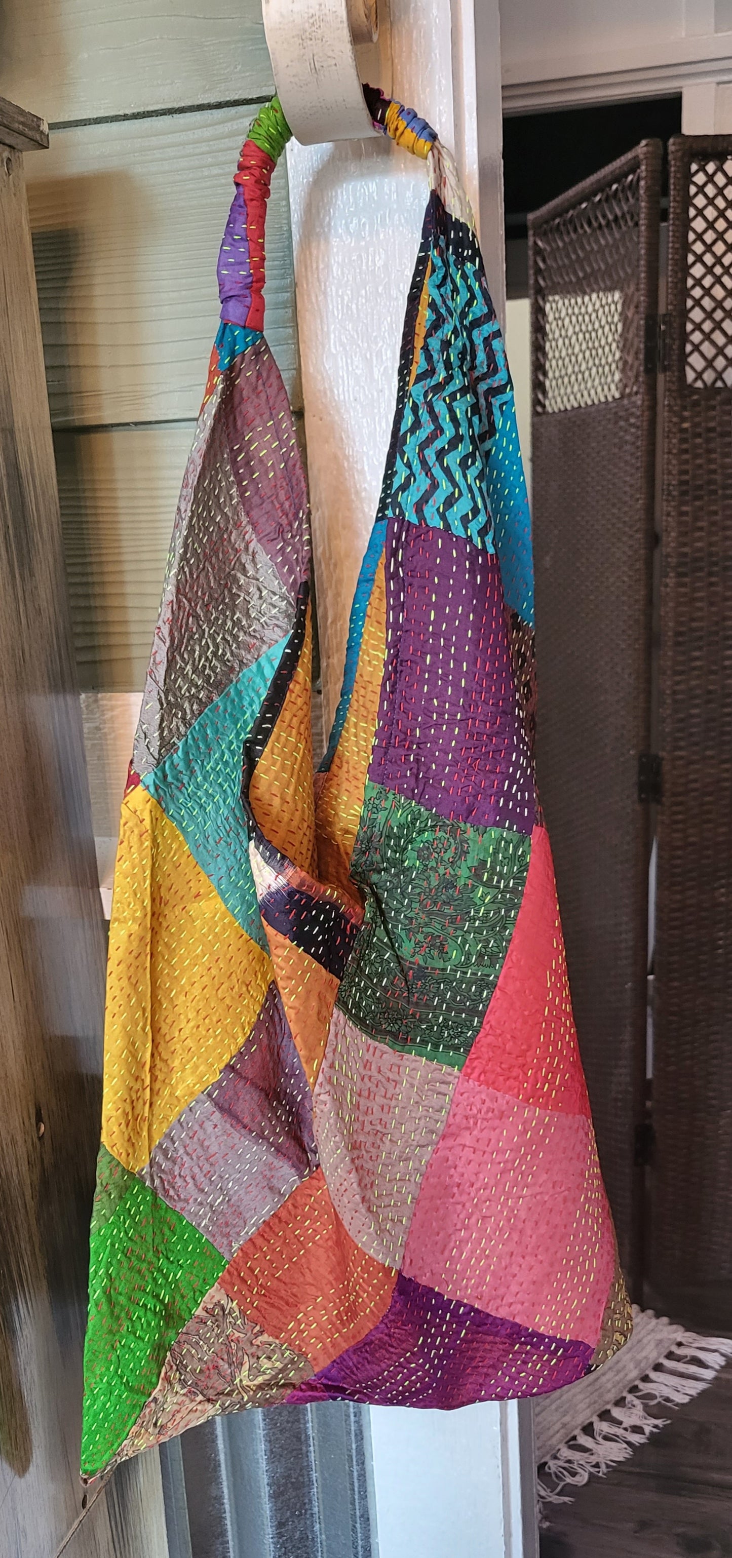 Sac triangulaire cousu en soie Kantha indien Sari fait à la main