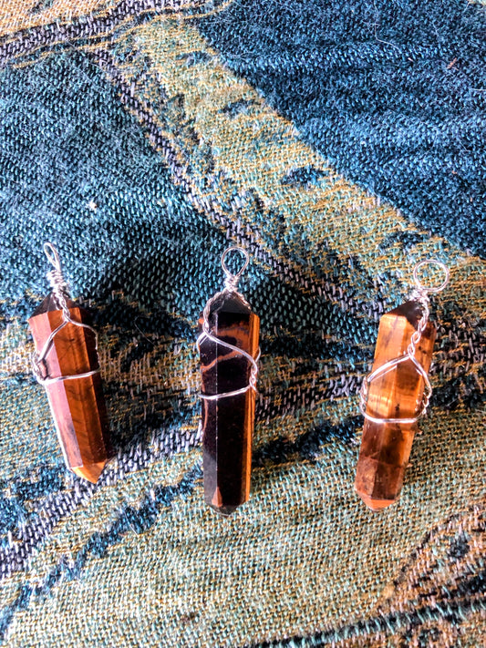 Pendentifs enveloppés de fil