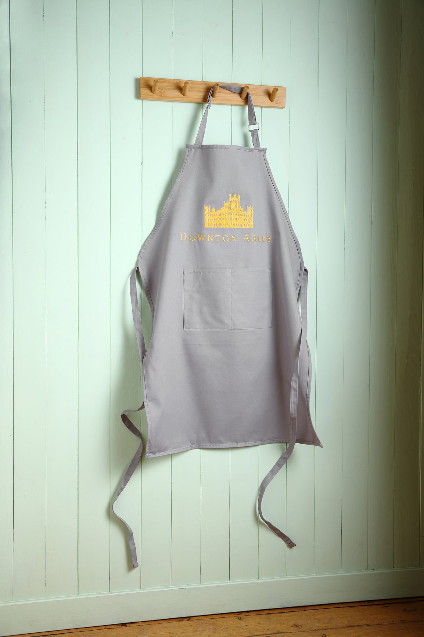 The Official Downton Abbey Cookbook - Gift Set (Book + Apron)