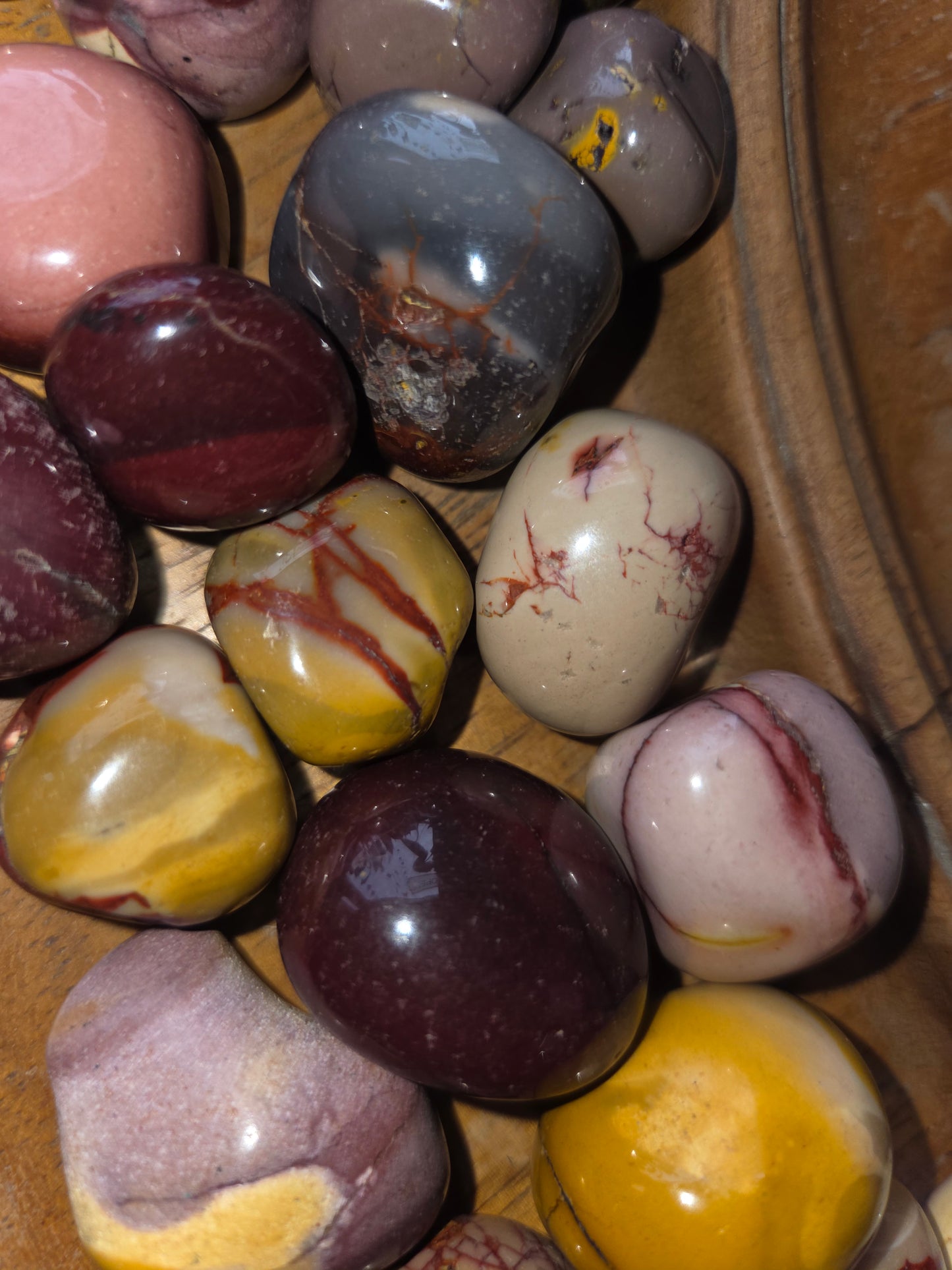 Tumbled Mookaite (20–50 mm) – Vitality • Confidence • Grounding